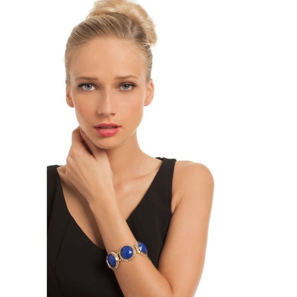 💕TRINA TURK💕 Large Round Bezel Set Stone Flex Bracelet Glass Dome Blue NWT - Picture 6 of 8